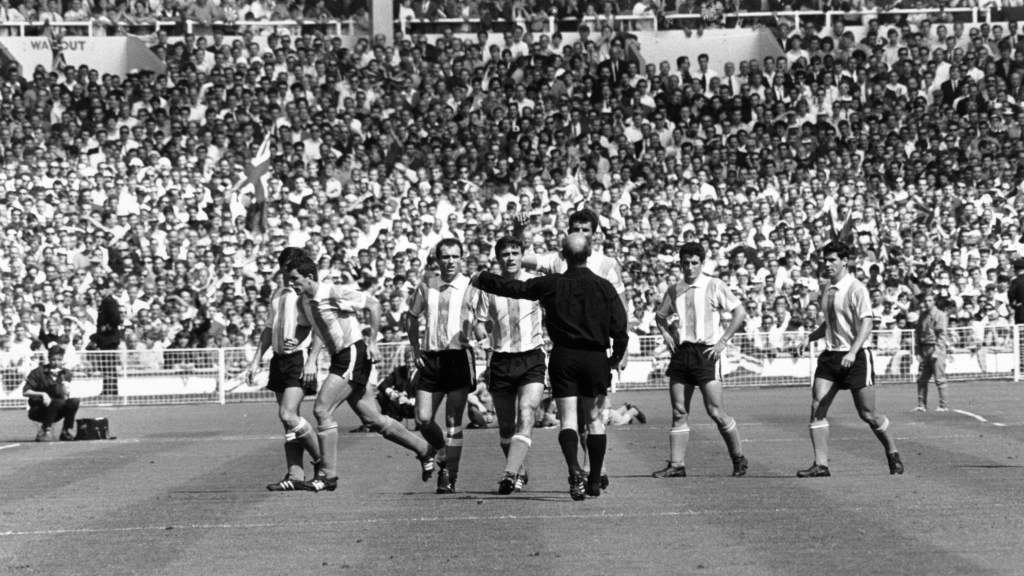 Jour 16 : Angleterre-Argentine 1966 ou le match qui poussa à la création des&nbsp;cartons
