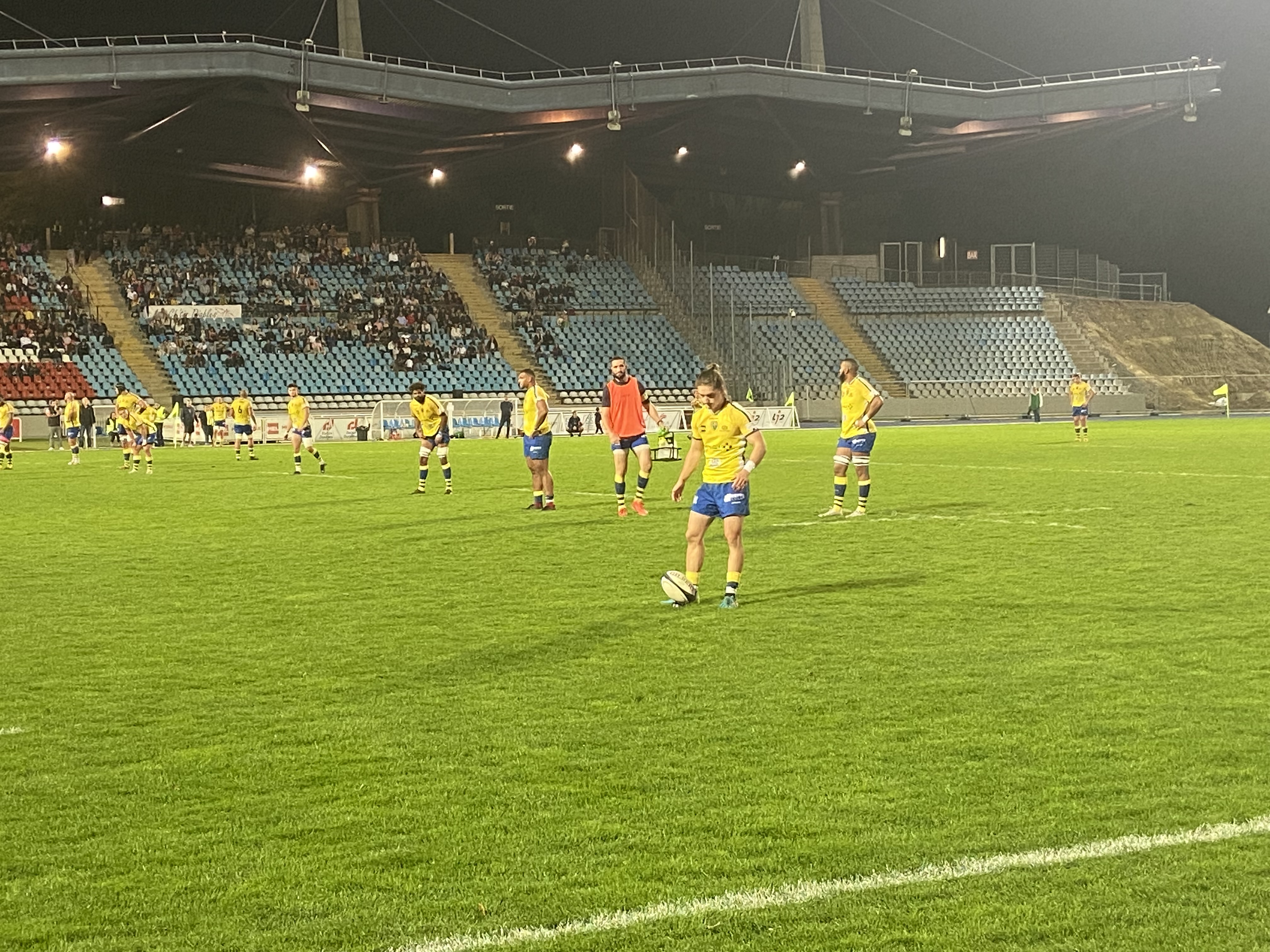 Dans un match fermé, la réussite du buteur marcquois Simon Ricquebourg a été déterminante. Avec 12 points, l'ouvreur formé à Aurillac a validé le travail de ses coéquipiers. Crédit photo : Thomas Palmier. 
