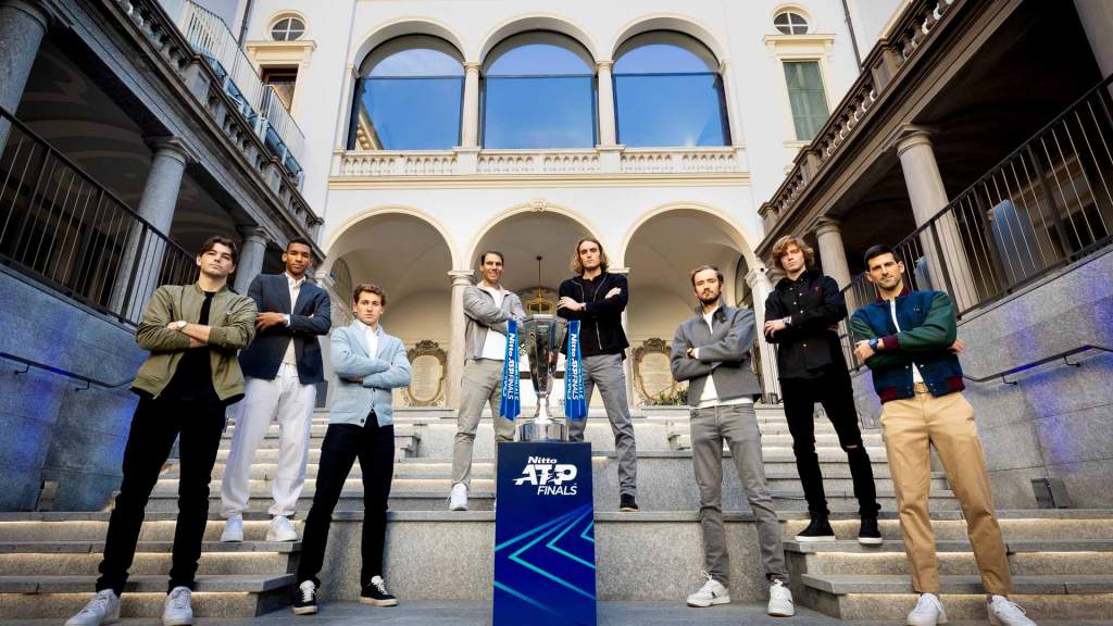 Photo officielle des participants au Masters de Turin/ de gauche à droite : T. Fritz, F. Auger-Aliassime, C. Ruud, R. Nadal, S. Tsitsipas, D. Medvedev, A. Rublev, N. Djokovic (© Arturo Holmes/Getty Images)
