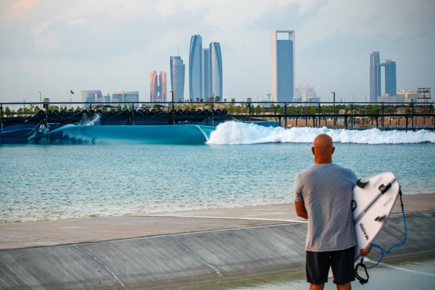 Kelly Slater fave à la vague artificielle  d'Abu Dhabi / Source : SurferToday 