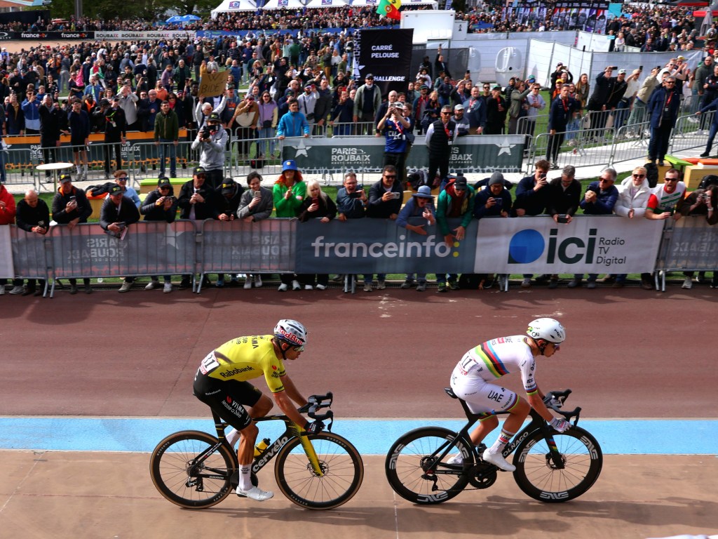 Cyclisme : Au terme d’une course renversante, Wout Van Aert s’adjuge son premier&nbsp;Paris-Roubaix