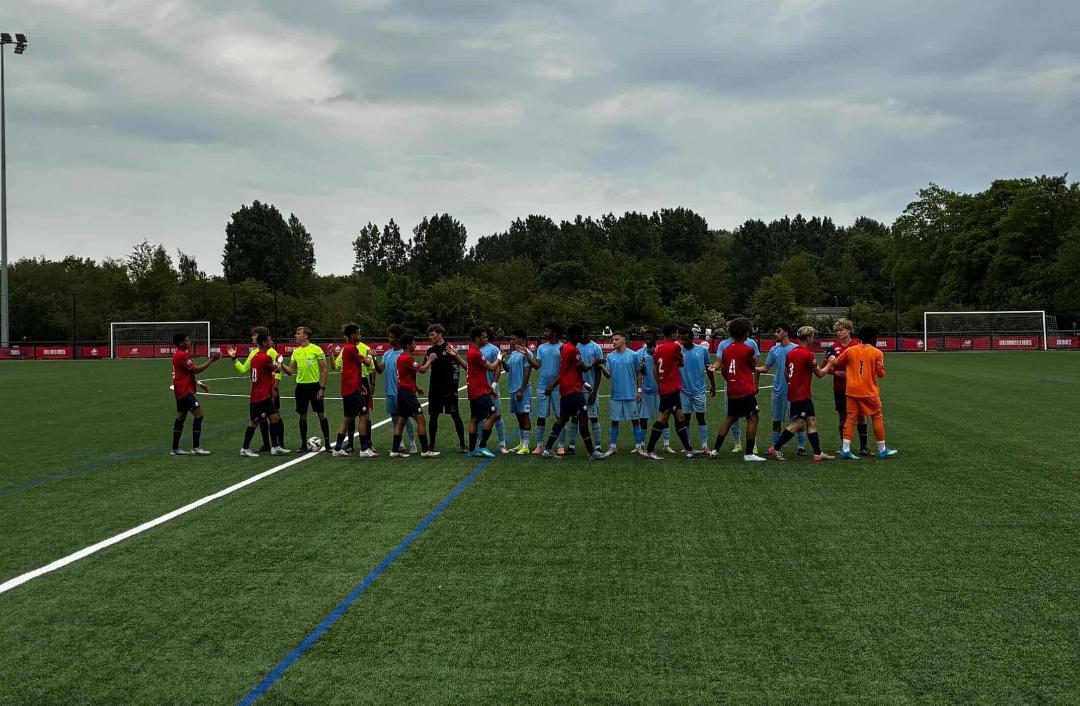 Players competing in a Championnat National U19 match between LOSC and C'Chartres.