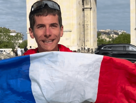 Course à pied : Gaspard, alias « Gaspacho » passe du rouge au bleu pour soutenir la France.