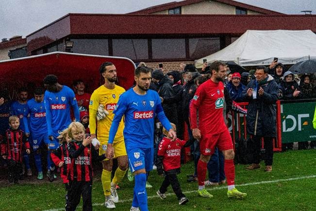 Football : Steenvoorde chute face à l’Amiens SC dans un match rythmé entre tensions et festivités.